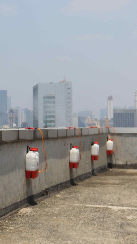 Penyemprotan air untuk mengurangi polusi udara itu, menurut Heru dilakukan di Balai Kota DKI hingga kantor-kantor wali kota.<br>