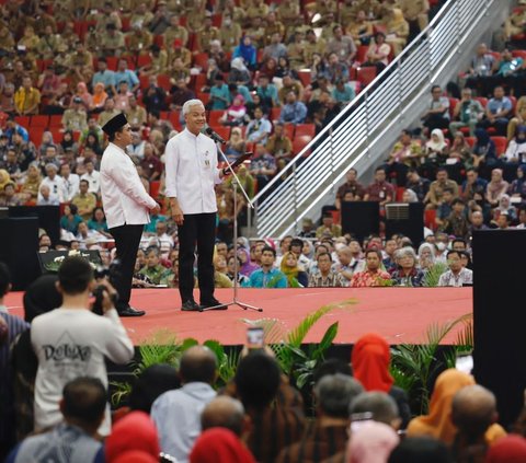 Momen Haru Ganjar dan Gus Yasin Berpelukan Erat saat Pamitan ke Warga Jateng