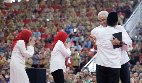 Perpisahan Ganjar diselingi momen hangat berpelukan dengan Gus Yasin. Ganjar turut didampingi istri tercinta Siti Atikoh Supriyanti. 