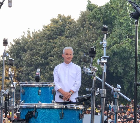 Momen Haru Ganjar dan Gus Yasin Berpelukan Erat saat Pamitan ke Warga Jateng