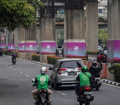 Deretan tiang pancang monorel yang mangkrak bertahun-tahun di Jalan Rasuna Said, Kuningan, Jakarta Selatan, tampak ditutupi banner KTT ke-43 ASEAN, pada Selasa (5/9/2023).