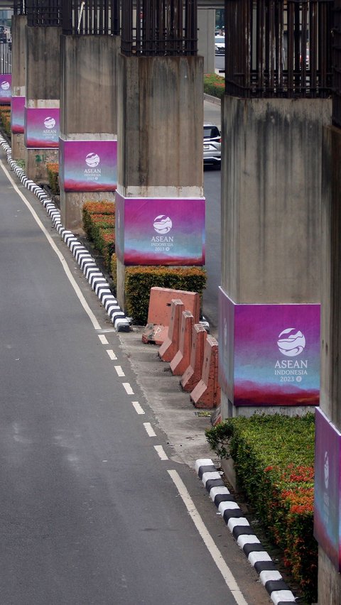 Pemasangan banner pada 100 tiang monorel tersebut dilakukan guna memeriahkan gelaran KTT ke-43 ASEAN.