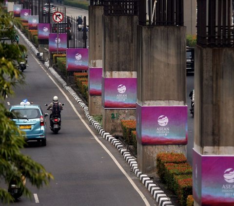 FOTO: Potret Tiang Pancang Monorel yang Mangkran Bertahun tahun Ditutupi Banner KTT ASEAN