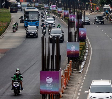 FOTO: Potret Tiang Pancang Monorel yang Mangkran Bertahun tahun Ditutupi Banner KTT ASEAN