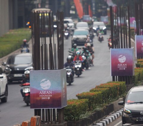 FOTO: Potret Tiang Pancang Monorel yang Mangkran Bertahun tahun Ditutupi Banner KTT ASEAN