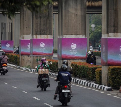 FOTO: Potret Tiang Pancang Monorel yang Mangkran Bertahun tahun Ditutupi Banner KTT ASEAN