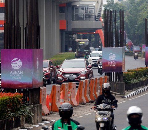 FOTO: Potret Tiang Pancang Monorel yang Mangkran Bertahun tahun Ditutupi Banner KTT ASEAN