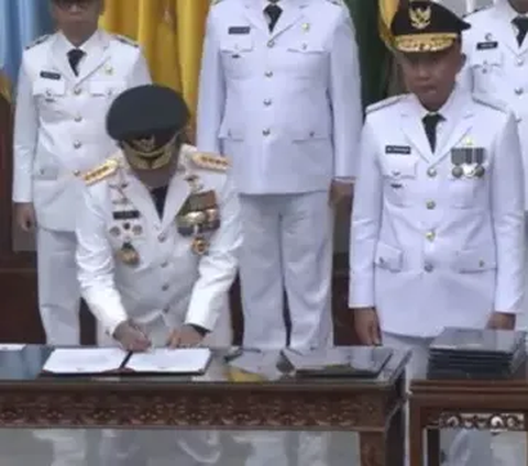 Bey Machmudin Terima Kujang Pusaka dari Ridwan Kamil, Simbol Kekuasaan di Pemprov Jabar