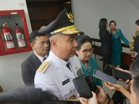 Bey Machmudin Terima Kujang Pusaka dari Ridwan Kamil, Simbol Kekuasaan di Pemprov Jabar