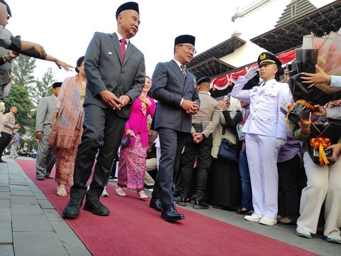 Bey Machmudin Terima Kujang Pusaka dari Ridwan Kamil, Simbol Kekuasaan di Pemprov Jabar