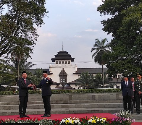 Bey Machmudin Terima Kujang Pusaka dari Ridwan Kamil, Simbol Kekuasaan di Pemprov Jabar