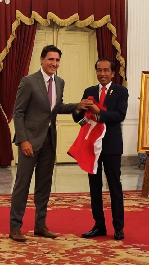 Jokowi Diberi Jersey Basket Nomor 7 saat Terima Kunjungan PM Kanada Justin Trudeau