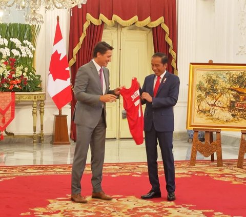 Presiden Joko Widodo (Jokowi) menerima kunjungan kenegaraan Perdana Menteri (PM) Kanada Justin Trudeau di Istana Merdeka, Jakarta, Selasa (5/9). Kedatangan Justin Trudeau disambut upacara penyambutan.