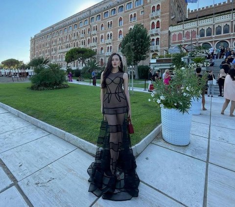 10 Potret Cantik Beby Tsabina Hadiri Venice Film Festival 2023 Disebut Mirip Banget Jisoo Blackpink