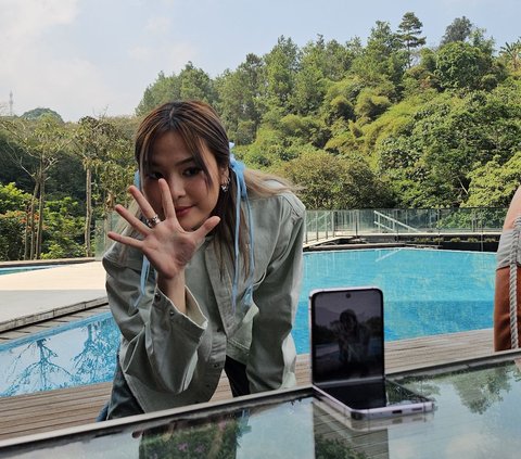 Review Galaxy Z Flip5: Making Stylish Creating Content Mirror Selfie Using Cover Screen