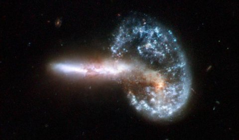 Dari situ ditemukan fakta yang mengejutkan bahwa alam semesta yang mereka ketahui ternyata berkembang menjadi berbagai macam galaksi yang saling menjauh dengan kecepatan yang tinggi.