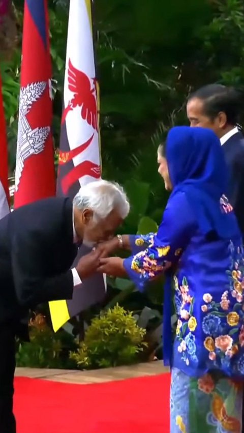 FOTO: Potret PM Timor Leste Xanana Gusmao Cium Tangan Iriana, Begini Reaksi Jokowi