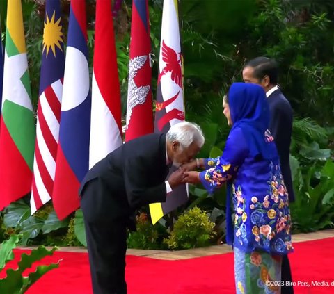 Momen menarik terjadi menjelang acara pembukaan KTT ke-43 ASEAN di Jakarta Convention Center, Jakarta, Selasa (5/9/2023). Perdana Menteri (PM) Timor Leste Xanana Gusmao terlihat mencium tangan Ibu Negara RI Iriana.