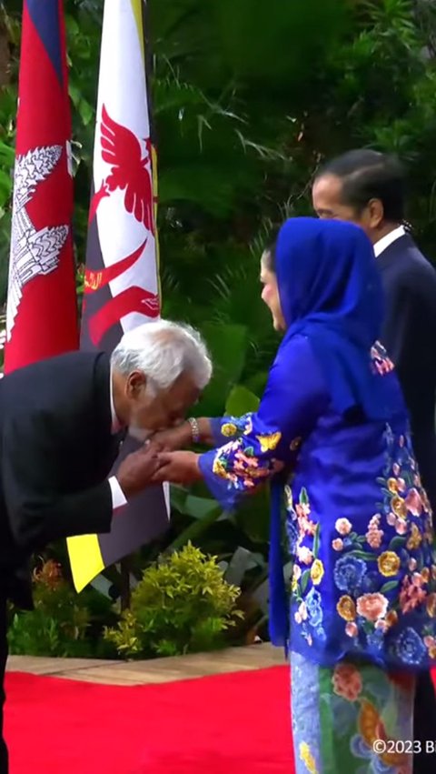 Potret ketika PM Timor Leste Xanana Gusmao mencium tangan Iriana di depan Jokowi.