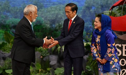 FOTO: Potret PM Timor Leste Xanana Gusmao Cium Tangan Iriana, Begini Reaksi Jokowi