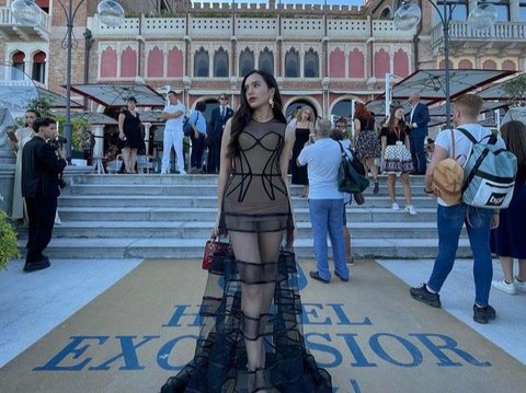 8 Foto Cantik Beby Tsabina di Venice Film Festival 2023, Tampil Bak Jisoo Blackpink!