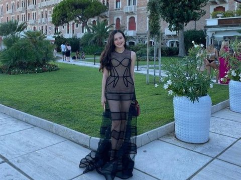 8 Foto Cantik Beby Tsabina di Venice Film Festival 2023, Tampil Bak Jisoo Blackpink!