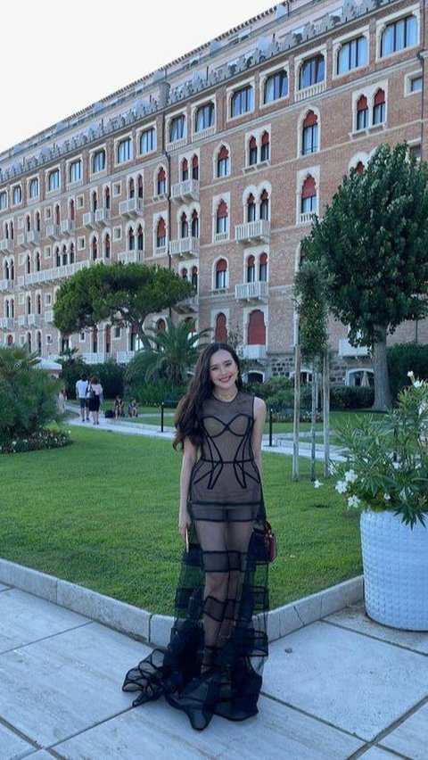 8 Foto Cantik Beby Tsabina di Venice Film Festival 2023, Tampil Bak Jisoo Blackpink!