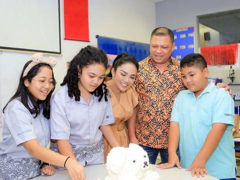 8 Foto Ulang Tahun Amora Lemos Ke-12, Dirayakan Bersama Teman Sekelas