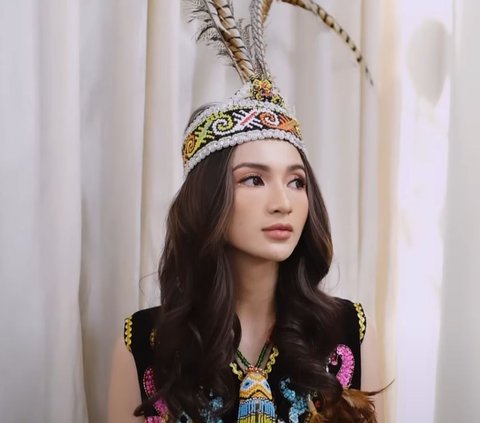 Artis Cantik Furry Citra Ternyata Berdarah Dayak, Pesonanya Luar Biasa Pakai Pakaian Adat