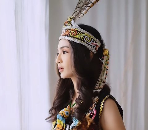 Artis Cantik Furry Citra Ternyata Berdarah Dayak, Pesonanya Luar Biasa Pakai Pakaian Adat