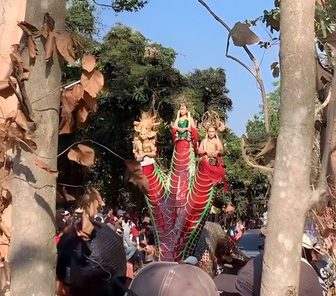 Viral Appearance of Snake Monster Costume in Tuban Parade, Resembles an Old TV Show