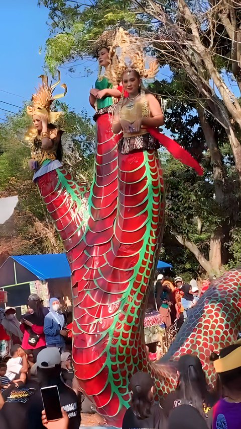 Viral Appearance of Snake Monster Costume in Tuban Parade, Resembles an Old TV Show