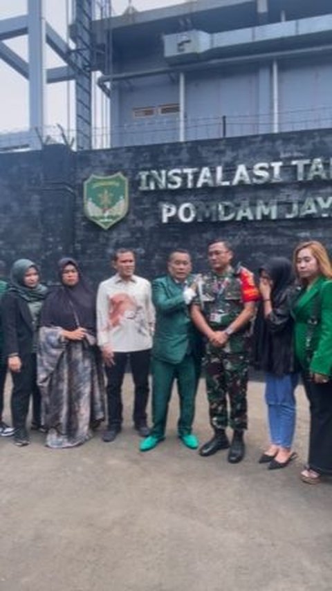 Ibu Imam Masykur Temui Anggota Paspampres Pembunuh Anaknya, Hotman Paris Ungkap Kabar Menggembirakan<br>