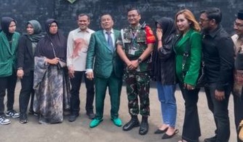 Hotman Dampingi Keluarga Imam Masykur