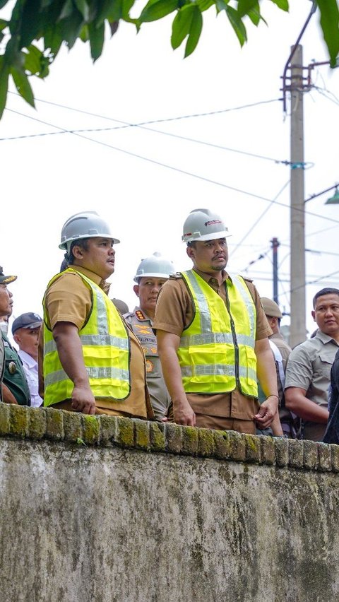 Atasi Banjir di 3 Wilayah, Wali Kota Medan Bobby Nasution Lebarkan Parit Emas Jalan Sampali