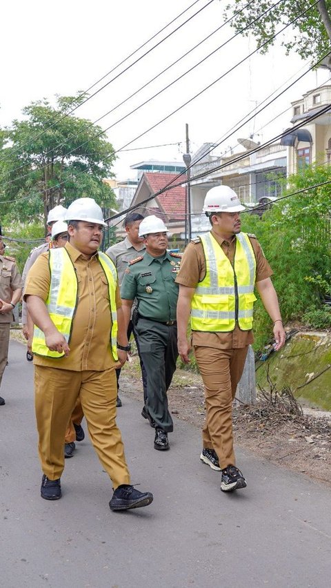 Wali Kota Medan Bobby Nasution meninjau pemancangan tiang pelebaran Parit Emas, Selasa (5/9).