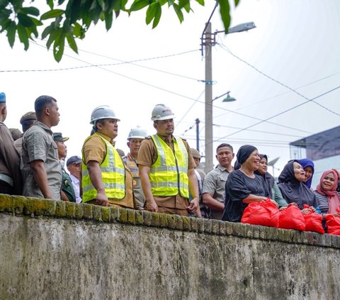 Atasi Banjir di 3 Wilayah, Wali Kota Medan Bobby Nasution Lebarkan Parit Emas Jalan Sampali