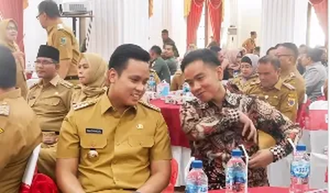 Seraya mengambil barang dari dalam saku, Gibran mengucap bakal memberi suatu barang yang membuat Dico merasa penasaran.