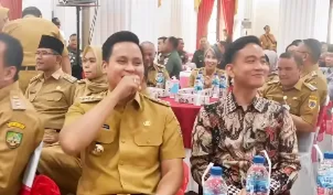 Keduanya pun langsung tertawa kendati di ruangan terisi penuh oleh para ASN yang tengah rapat. <br>