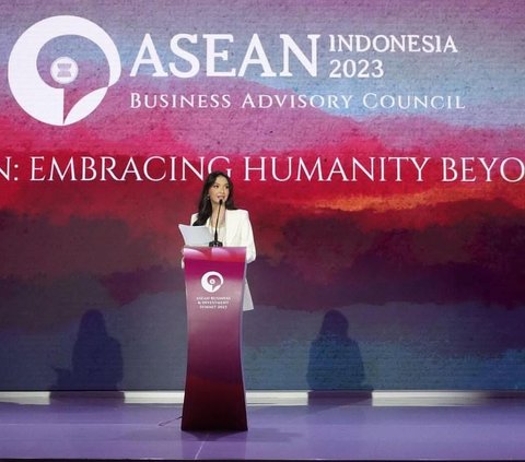 Berkelas! Potret Anggun Raline Shah Pidato di KTT Bisnis dan Investasi ASEAN