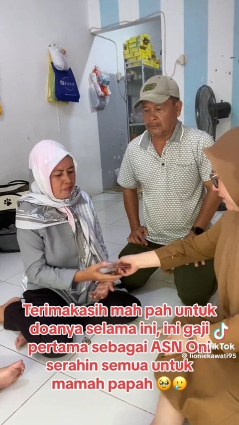 Bikin Haru, Aksi Anak Beri Gaji Pertama untuk Orang Tuanya Ini Viral Banjir Pujian