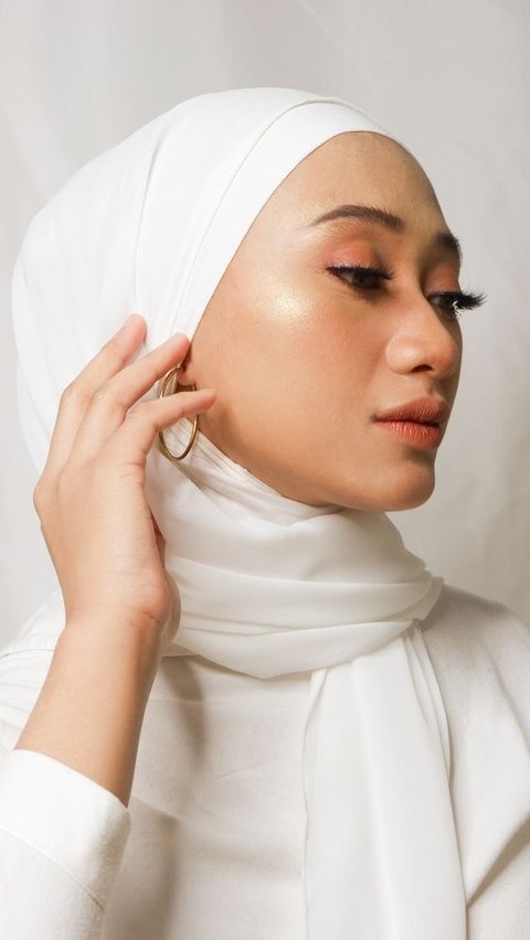 Wajah Terlihat Kusam Saat Pakai Hijab Putih? No Worry, Ini 5 Beauty Hacks yang Wajib Kamu Tahu!