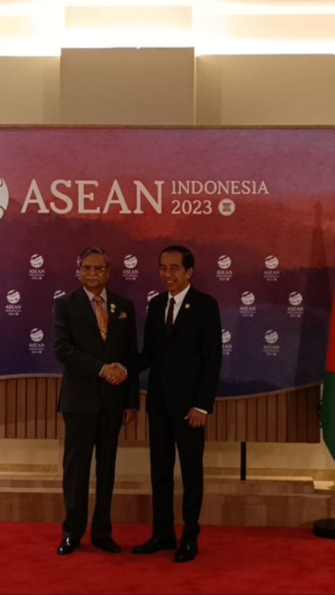 Momen Akrab Jokowi dan Presiden Bangladesh di Hari Kedua KTT ke-43 ASEAN<br>