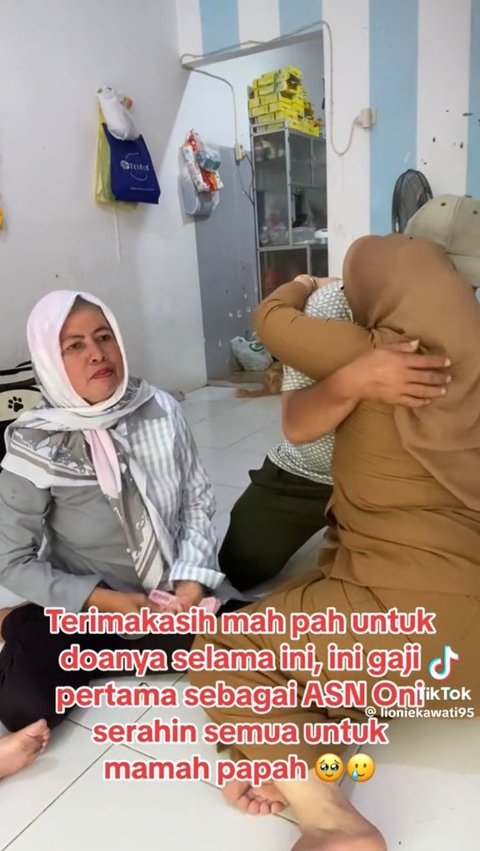 Bikin Haru, Aksi Anak Beri Gaji Pertama untuk Orang Tuanya Ini Viral Banjir Pujian