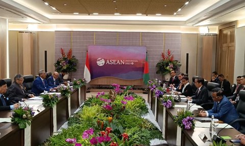 Momen Akrab Jokowi dan Presiden Bangladesh di Hari Kedua KTT ke-43 ASEAN