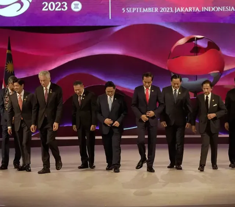 Momen Akrab Jokowi dan Presiden Bangladesh di Hari Kedua KTT ke-43 ASEAN