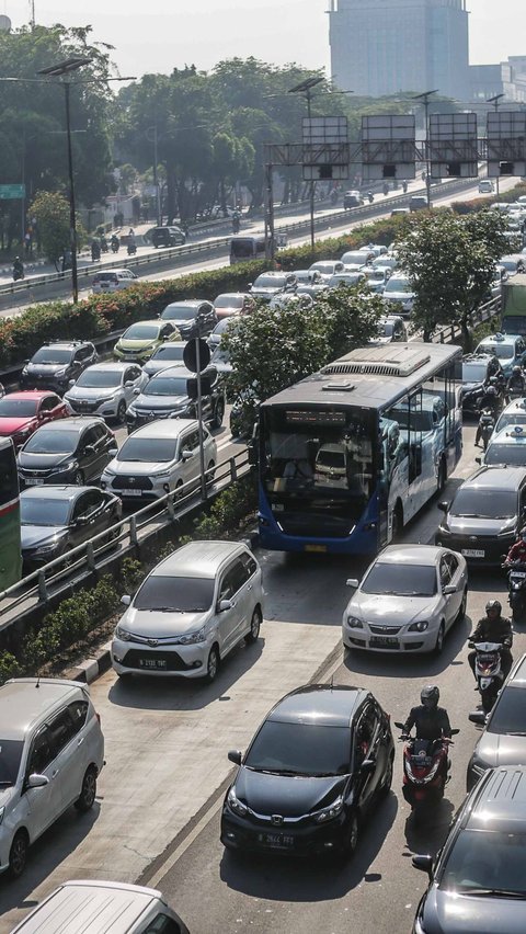 FOTO: Lalu Lintas Jalan MT Haryono Mengular Akibat Akses Jalan di Beberapa Lokasi Ditutup Karena Ada KTT ASEAN 2023