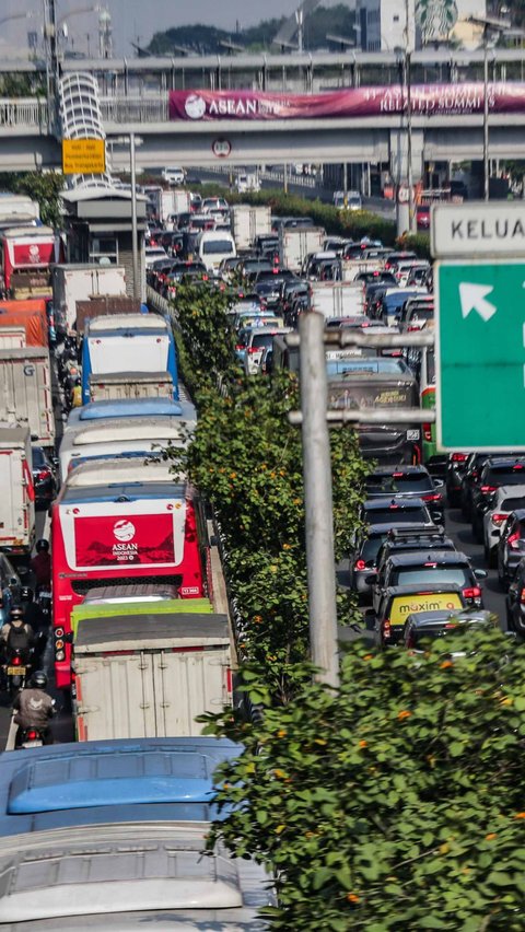 Dari pantauan foto-foto yang ditangkap, baik jalan raya maupun tol sama-sama juga mengalami kepadatan.