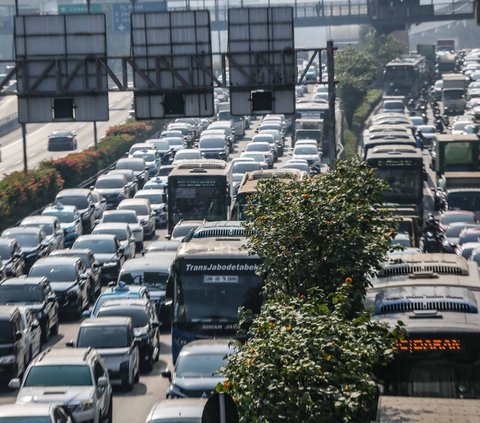 Kondisi ini membuat ribuan kendaraan bermotor baik roda empat maupun roda dua terjebak kemacetan imbas penutupan jalan KTT ASEAN 2023 di beberapa lokasi.<br>