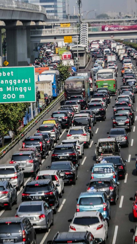 Kemacetan tersebut akibat akses jalan di beberapa lokasi tersebut ditutup karena ada pengalihan jalan untuk penyelenggaraan KTT ASEAN 2023.